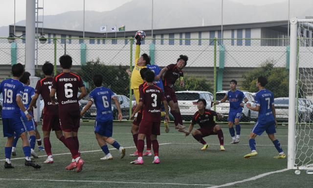 지난 20일 경남 고성스포츠파크 4구장에서 열린 제63회 청룡기 고교축구대회 조별리그 5조 최종전 부산 SCDONGA와 여수해양FC와의 경기에서 선수들이 경합을 벌이고 있다. 부산시축구협회 제공