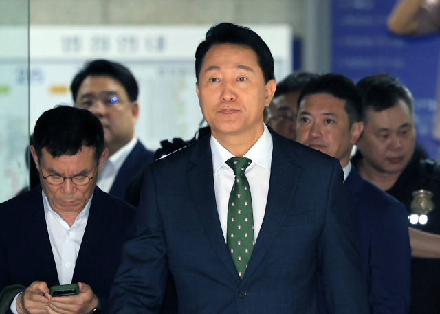 정치 브로커 명태균씨로부터 여론조사 결과를 받아보고 후원자에게 비용을 대납하게 한 혐의로 기소된 오세훈 서울시장이 22일 오후 서울 서초구 서울중앙지법에서 열린 선고 공판을 마친 뒤 법정을 나서고 있다． 서울중앙지법 형사합의22부는 이날 정치자금법 위반 혐의로 재판에 넘겨진 오 시장에게 벌금 1천만원을 선고했다. 연합뉴스