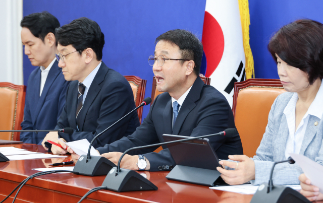더불어민주당 한병도 대표 직무대행 겸 원내대표가 23일 국회에서 열린 정책조정회의에서 발언하고 있다. 연합뉴스