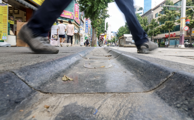 부산 부산진구 영광도서~사미헌 주차장 230m 구간에 조성된 실개천. 김종진 기자 kjj1761@