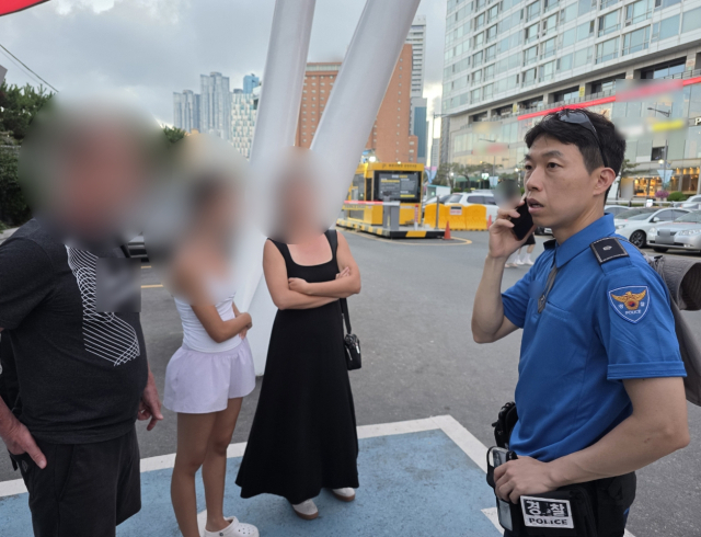 지난 21일 부산을 찾은 미국인 관광객이 택시에 수백만 원 상당 현금과 휴대전화를 두고 내려 경찰의 도움으로 되찾았다. 부산경찰청 제공