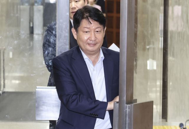 국민의힘 권영진 의원이 지난달 29일 국회에서 열린 의원총회를 마친 뒤 이동하고 있다. 연합뉴스