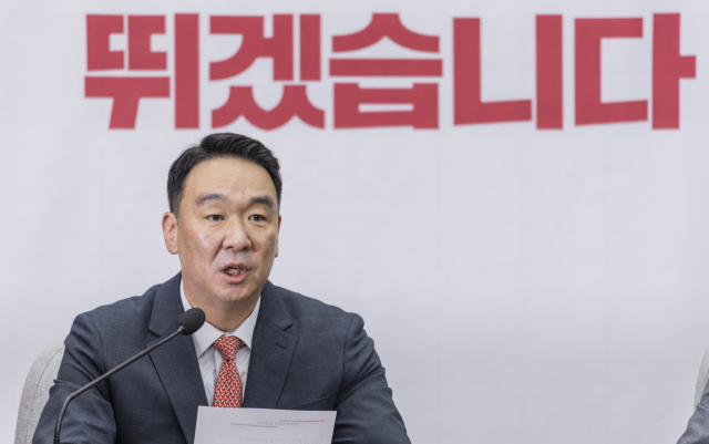 국민의힘 정희용 사무총장이 24일 국회에서 열린 원내대책회의에서 전날 정점식 원내대표에게 당내 의원이 상임위 배정을 둘러싸고 항의하는 과정에 발생한 사태와 관련한 발언을 하고 있다. 정점식 원내대표는 이날 회의에 불참했다. 연합뉴스