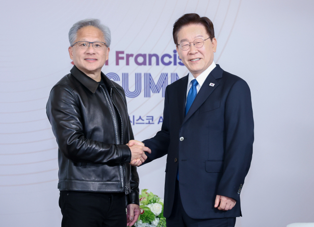 이재명 대통령이 24일(현지 시간) 미국 샌프란시스코에서 젠슨 황 엔비디아 최고경영자(CEO)와 면담에 앞서 기념촬영을 하고 있다. 연합뉴스