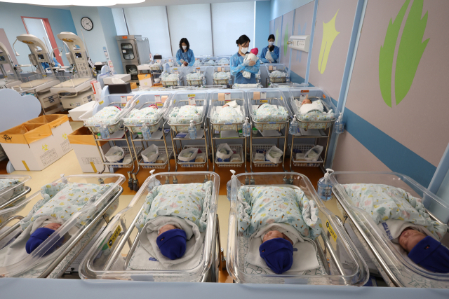 ‘OECD 보건통계 2026’ 분석 결과 우리나라 국민의 기대수명은 83.7년으로, OECD 국가 중 상위권에 속했다. 사진은 지난 4월 경기도 일산차병원 신생아실 모습. 연합뉴스