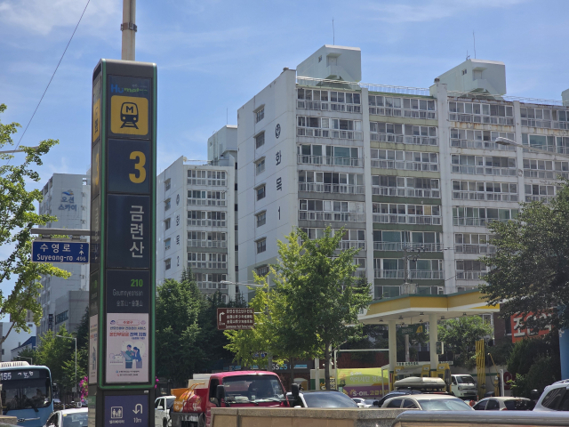 부산 다대포에 이어 광안리에도 달리기 전후 짐을 맡기고 옷을 갈아입을 수 있는 ‘러너 스테이션’이 들어선다. 사진은 러너 스테이션이 들어설 도시철도 2호선 금련산역 3번 출구. 김재량 기자 ryang@
