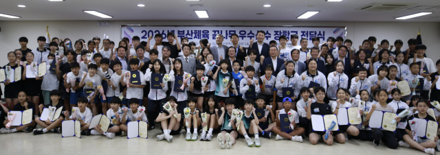 부산시체육회가 지난 24일 부산시체육회관에서 2026년 부산체육 꿈나무 우수선수 장학금 전달식을 가졌다. 부산시체육회 제공