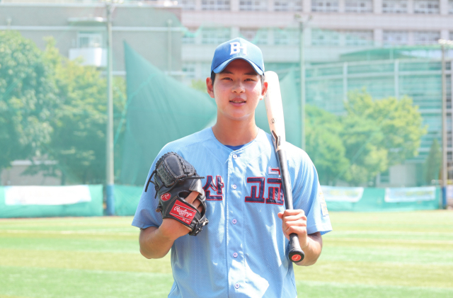 다음 달 KBO 신인 드래프트를 앞두고 부산고 운동장에서 ‘고교 오타니’ 하현승이 방망이와 투수 글러브를 들고 환하게 웃고 있다. 이재찬 기자 chan@