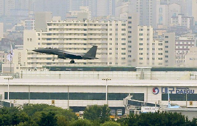 대구공항에 착륙하는 제트기 모습. 제트기의 엄청난 소음을 해결하기 위한 군공항 이전은 '기부 대 양여' 원칙에 따른 지자체의 자체 비용 마련 문제로 여전히 난항을 겪고 있다. 부산일보DB