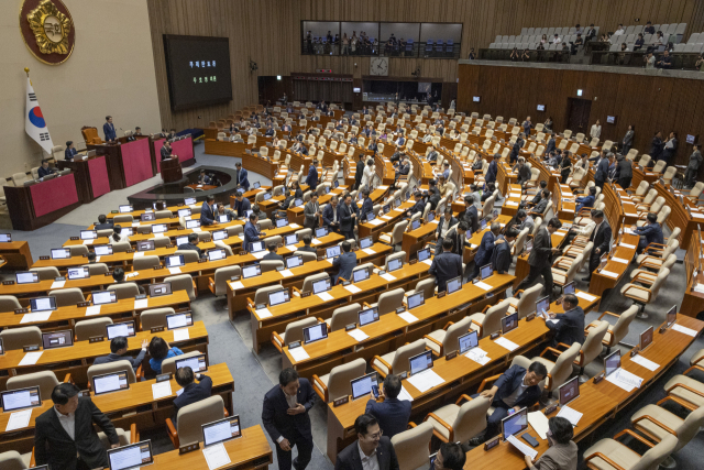 30일 국회에서 열린 7월 임시국회 제3차 본회의에서 법사위를 여당 주도로 통과해 상정된 형사소송법 개정안에 대한 국민의힘의 무제한 토론(필리버스터)가 시작되자 더불어민주당 의원들이 퇴장하고 있다. 연합뉴스
