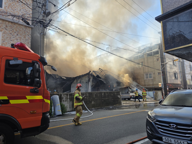 3일 오전 화재가 발생한 울산 남구 삼산동 페인트 창고 건물이 뼈대만 남긴 채 완전히 무너져 내려 있다. 짙은 연기가 인근 원룸촌 일대를 뒤덮은 가운데, 출동한 소방대원들이 화재 진압에 집중하고 있다. 오상민 기자