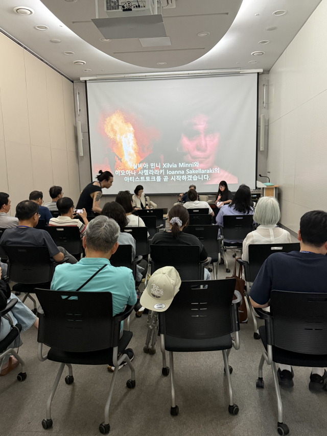 2026 부산국제사진제(BIPF) 아티스트 토크 모습. 사진은 실비아 민니·이오아나 사켈라라키 토크 장면이다. 부산국제사진제 제공