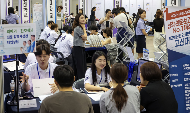 입시 전문가들은 수시를 준비하더라도 수능 공부를 소홀히 해서는 안된다고 조언한다. 지난달 28일 열린 2026 대입상담캠프. 김종진 기자 kjj1761@