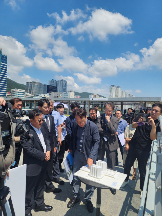 5일 오전 부산지법 관계자들이 부산역과 북항 환승센터를 찾아 공사중지 가처분에 대한 현장검증을 진행하고 있다.
