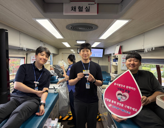 한국동서발전 본사 직원들이 사랑의 헌혈 행사에 참여하고 있다. 동서발전 제공