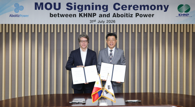 한수원이 지난달 31일 필리핀 아보이티즈 파워와 ‘원전사업 협력을 위한 양해각서(MOU)’를 체결했다. 왼쪽부터 최일경 한수원 사업총괄본부장, 카를로스 라몬 아보이티즈(Carlos Ramon Aboitiz) 아보이티즈 파워 기업지원총괄책임자. 한수원 제공