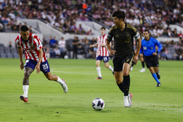 6일 리그스컵 치바스전에서 손흥민이 드리블을 하고 있다. EPA 연합뉴스