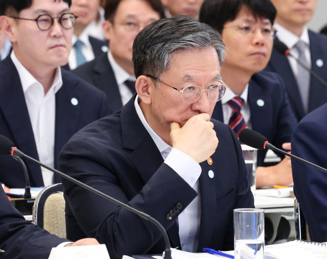 정성호 법무부 장관이 5일 청와대 영빈관에서 열린 행안부·법무부·검찰청 등에 대한 부처 업무보고에서 이재명 대통령 발언을 듣고 있다. 연합뉴스