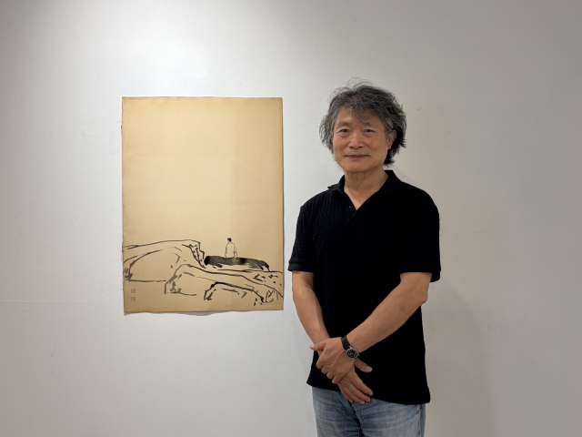 부산 해운대구 리빈갤러리에서 ‘수묵적 사유를 다시’라는 제목의 18번째 개인전을 열고 있는 강선학 작가. 김은영 기자 key66@