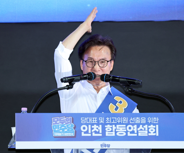 더불어민주당 김민석 당 대표 후보가 8일 인천 남동체육관에서 열린 민주당 당 대표·최고위원 순회경선 인천 합동연설회에서 정견 발표를 하고 있다. 연합뉴스