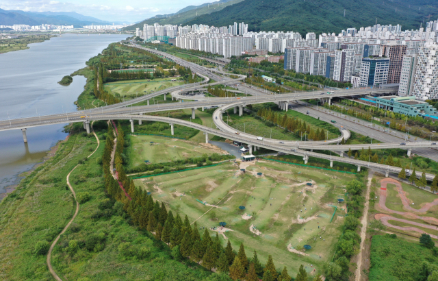 낙동강생태공원 내 파크골프장 규모는 커지고 있지만, 관리인력은 부족한 실정이다. 부산 북구 화명생태공원 내 파크골프장 모습. 정종회 기자 jjh@