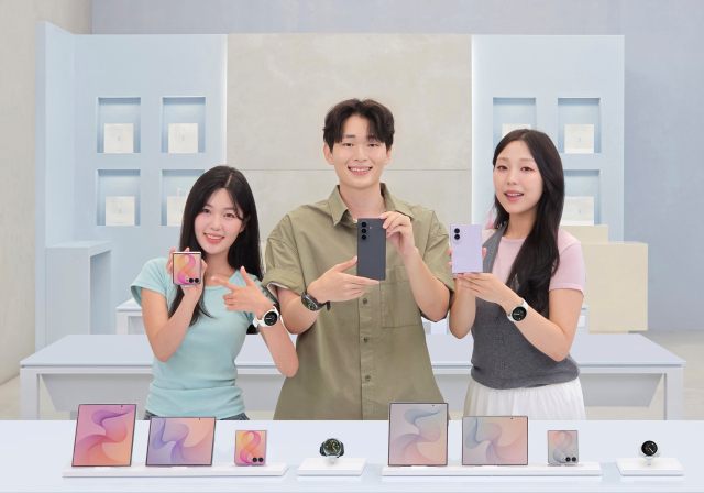 삼성전자 모델들이 ‘갤럭시 Z 폴드8 울트라·폴드8·플립8’을 소개하고 있다.삼성전자 제공