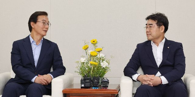 전재수 부산시장과 이성권 국민의힘 부산시당위원장이 3일 오후 부산시청에서 첫 상견례를 갖고 이야기를 나누고 있다. 정종회 기자 jjh@