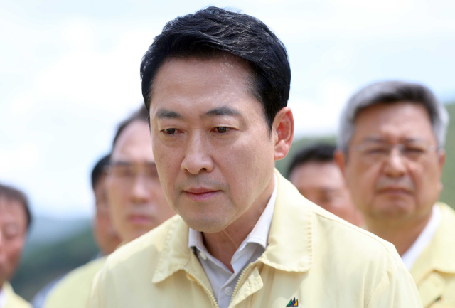 국민의힘 장동혁 대표가 14일 오전 경남 밀양시 무안면 웅동저수지를 방문해 관계자에게 가뭄 상황을 보고받고 있다. 한국농어촌공사 농촌용수종합정보시스템에 따르면 이날 웅동저수지 저수율은 0％이다. 연합뉴스