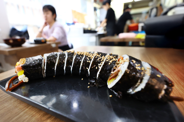 쌀·계란·김 등 핵심 재료 가격이 오르면서 김밥 가격이 주요 외식 품목 가운데 가장 빠른 속도로 상승하고 있다. 서울의 한 김밥가게에서 판매 중인 김밥. 연합뉴스