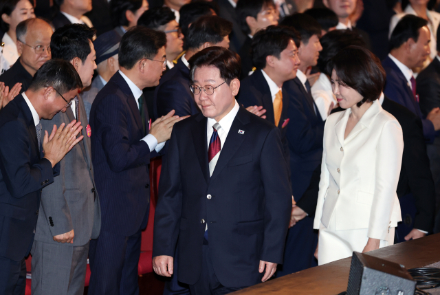 이재명 대통령과 김혜경 여사가 지난 15일 서울 종로구 세종문화회관에서 열린 제81주년 광복절 경축식에 입장하고 있다. 연합뉴스