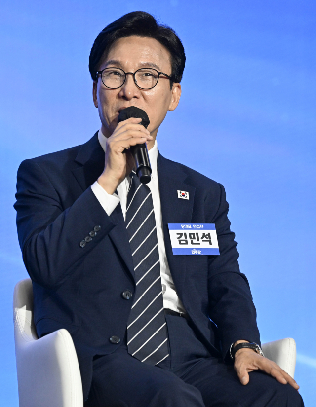 더불어민주당 김민석 당대표 후보가 17일 대전 유성구 대전컨벤션센터 제2전시장에서 열린 제3차 정기전국당원대회에서 2030청년 토크 콘서트를 하고 있다. 연합뉴스