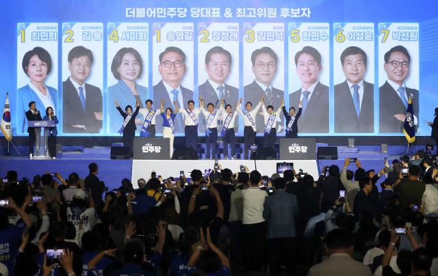 더불어민주당 당 대표 후보들과 최고위원 후보들이 17일 대전 컨벤션센터에서 열린 제3회 더불어민주당 정기 전국당원대회에서 당원들에게 인사하고 있다. 왼쪽부터 더불어민주당 최민희·김용·서미화 최고위원 후보, 송영길·정청래·김민석 당 대표 후보, 한민수·이성윤·박선원 최고위원 후보. 연합뉴스
