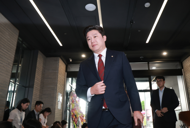 국민의힘 진종오 의원이 18일 서울 영등포구 여의도 중앙당사에서 열린 당 중앙윤리위원회 전체회의에 출석하고 있다. 앞서 진 의원은 지난 6·3 국회의원 부산 북갑 보궐선거에서 무소속 한동훈 후보를 지원했다는 이유로 윤리위에 제소됐다. 연합뉴스