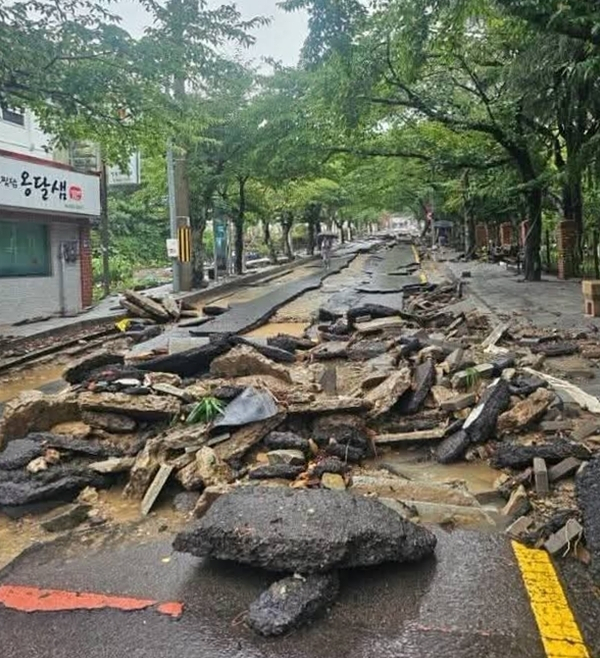 17일 내린 폭우에 벚꽃 명소인 봉숫골 진입로는 수압을 못 견딘 아스팔트가 뜯겨 아수라장이 됐다. 독자 제공