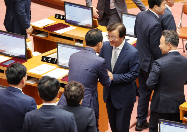 지난달 6일 부산시의회 본회의장에서 열린 제10대 부산시의회 개원식에서 전재수 부산시장이 의원들과 인사를 하고 있다. 정종회 기자 jjh@