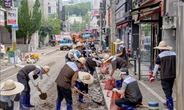BNK금융그룹 임직원 100여 명이 19일 경남 거제시 장평동과 고현동 일대 침수 피해 상가와 주택을 찾아 토사와 폐기물을 정리하고 주변 환경을 정비하는 봉사활동을 진행했다. BNK금융그룹 제공