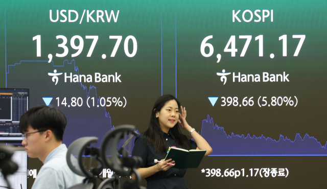 원/달러 환율이 14.1원 내린 1397.7원에 거래를 마친 19일 서울 중구 하나은행 본점 딜링룸 전광판에 환율과 코스피가 표시돼있다. 연합뉴스