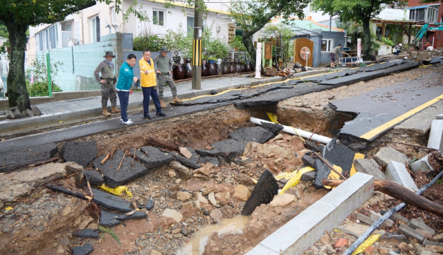강석주 통영시장 극한 호우에 진입도로 양방향이 뜯긴 봉숫골 피해 현장을 확인하고 있다. 통영시 제공