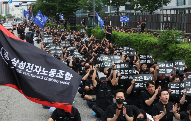 지난 7월 16일 경기도 수원시 영통구 삼성전자 수원사업장 앞에서 삼성전자노동조합 동행(동행노조) 조합원들이 성과급 격차 등에 반발하며 구호를 외치고 있다. 연합뉴스
