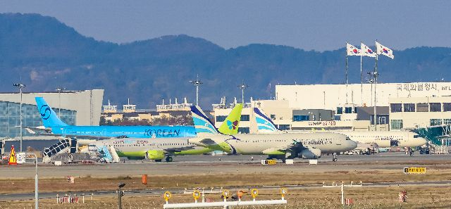 부산 김해국제공항 활주로에 항공기가 이동하고 있다. 김종진 기자 kjj1761@