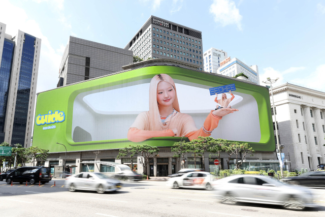 서울 명동에 있는 신세계백화점 본점 미디어파사드에 튜이드의 멤버 서희 시보 영상이 송출되고 있다. 신세계백화점 제공