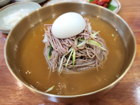 ‘주문진교항리막국수’의 평양식 막국수.