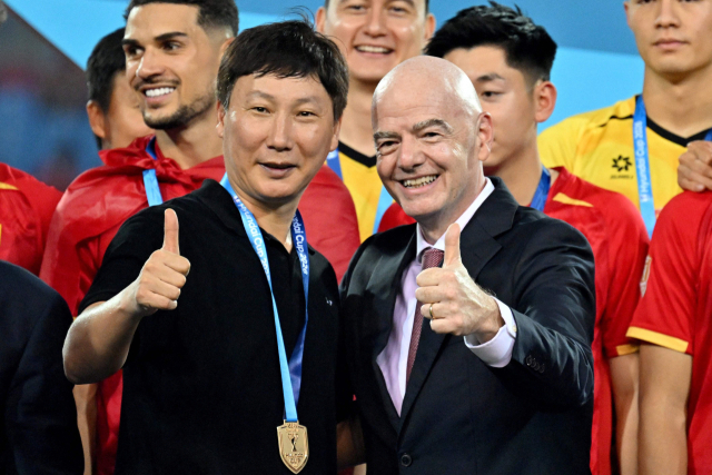 김상식 감독이 인판티노 FIFA 회장과 26일 우승 뒤 기념 촬영을 하고 있다. AFP 연합뉴스