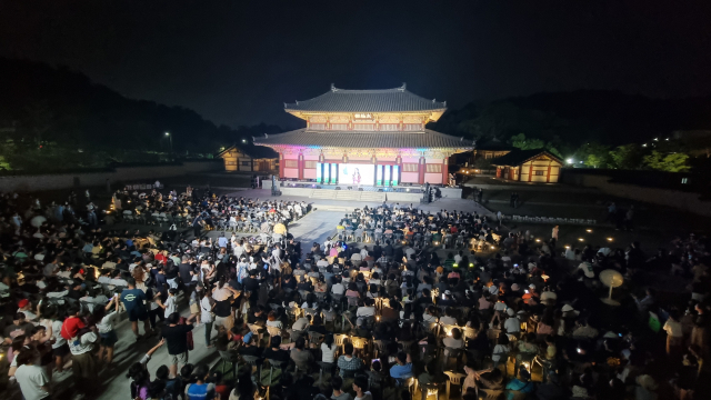 지난해 9월 경남 김해가야테마파크에서 열린 ‘가야시민가요제’를 찾은 시민들이 참가자들이 무대에 오를 때마다 큰소리로 호응하고 있다. 김해문화관광재단 제공