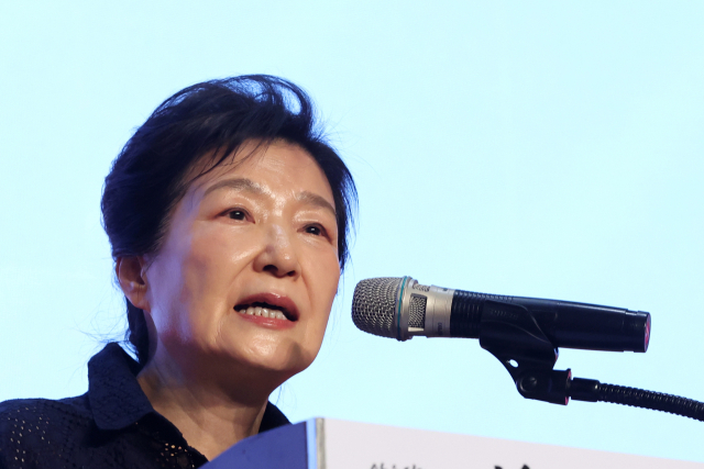 박근혜 전 대통령이 27일 경기도 고양시 장항동 소노캄 고양에서 열린 2026 국민의힘 국회의원 연찬회에 참석, 발언하고 있다. 연합뉴스