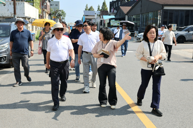 양산시 벤치마킹팀이 지난 26일 군산시 관계자로부터 첫 번째 도시재생사업지를 돌면서 설명을 듣고 있다. 양산시 제공