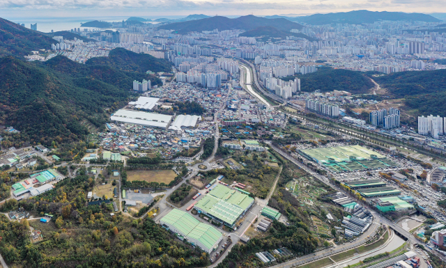 부산 해운대구 센텀2지구 사업 예정지인 풍산 공장과 반여농산물도매시장 일대. 김종진 기자 kjj1761@