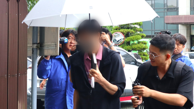 27일 공직선거법 위반 혐의를 받는 전 경남도 공무원이 창원지방법원에 구속 전 피의자 심문을 받고자 출석하고 있다. 최환석 기자