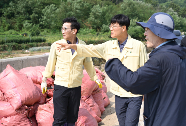 광복절 연휴 극한 호우에 직격탄을 맞은 거제시가 시민 일상 회복을 앞당기려 막판 총력전에 나섰다. 변광용 거제시장이 수해 복구 현장을 점검하고 있다. 거제시 제공