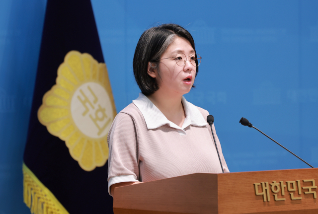 기본소득당 용혜인 의원이 6일 국회 소통관에서 참여연대와 함께 소규모 집회는 경찰청에 신고하지 않고 개최할 수 있는 내용을 담은 집회 및 시위에 관한 법률 개정안 발의 기자회견을 하고 있다. 연합뉴스